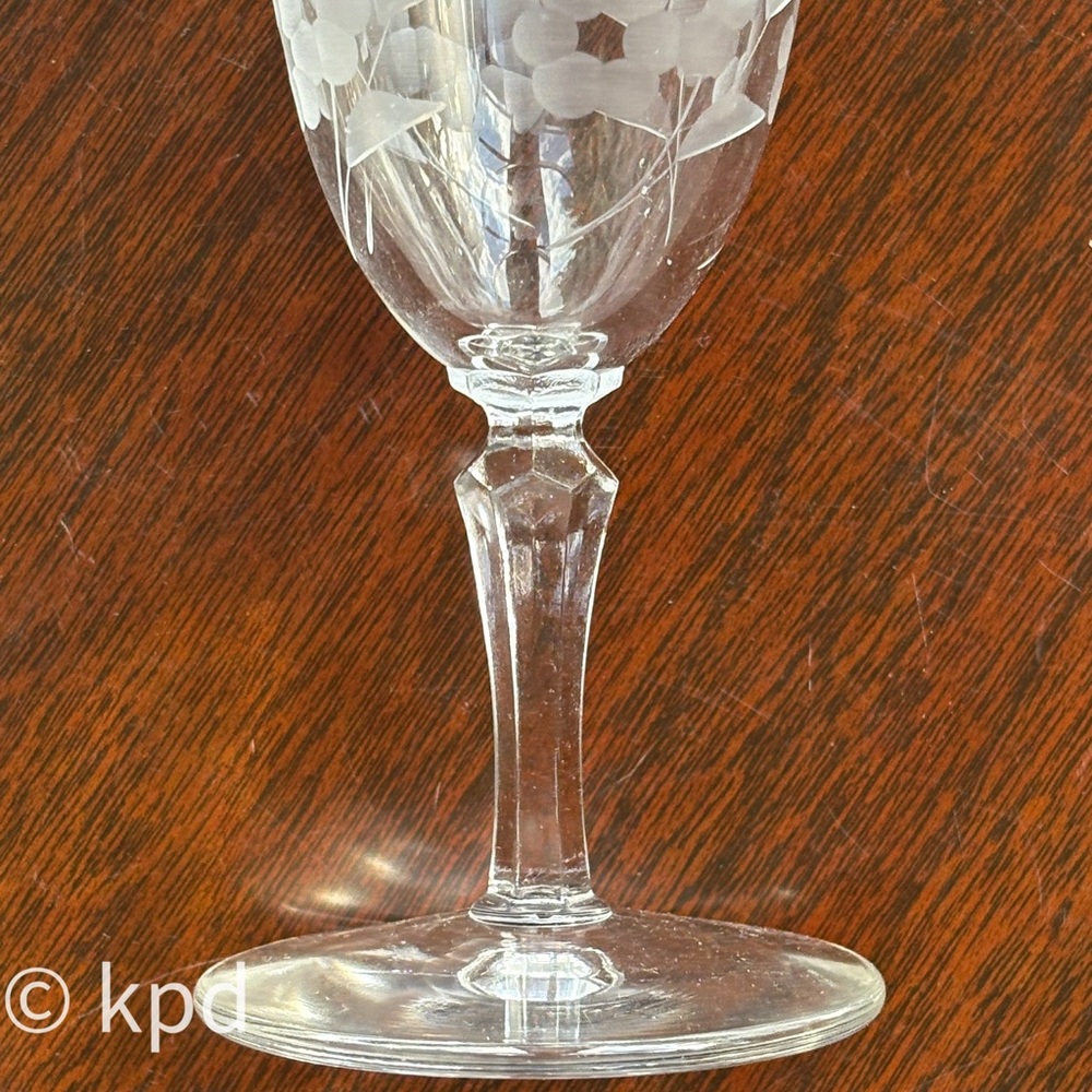 Vintage Etched Floral Wine Glasses – Pair of 2 Elegant 1950s Crystal Goblets, - Picture 7 of 10